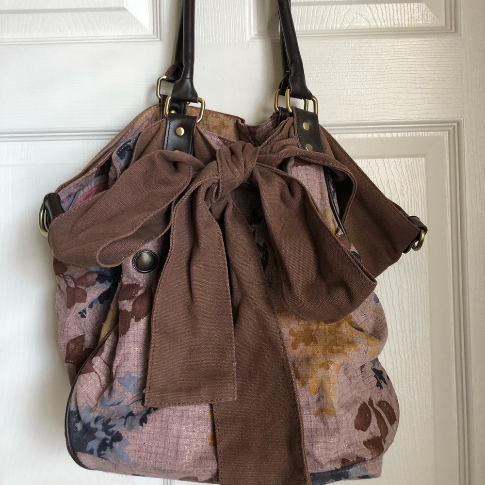 Spacious floral print tote bag